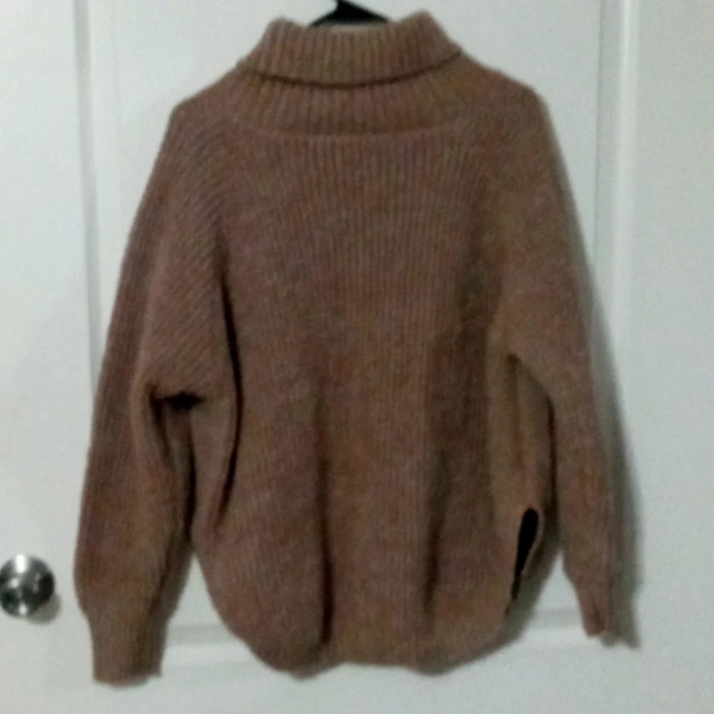 I'm selling the most comfy sweater! The - Picture 1 of 6